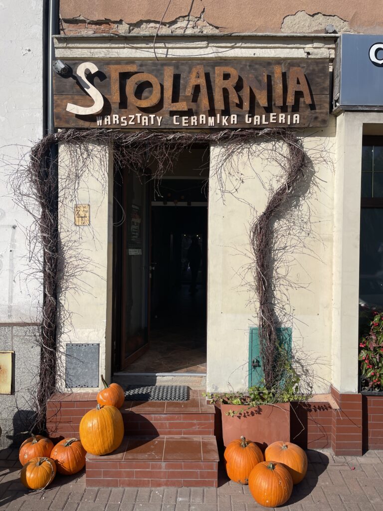 Reklama stolarni z liter zardzewiałych.